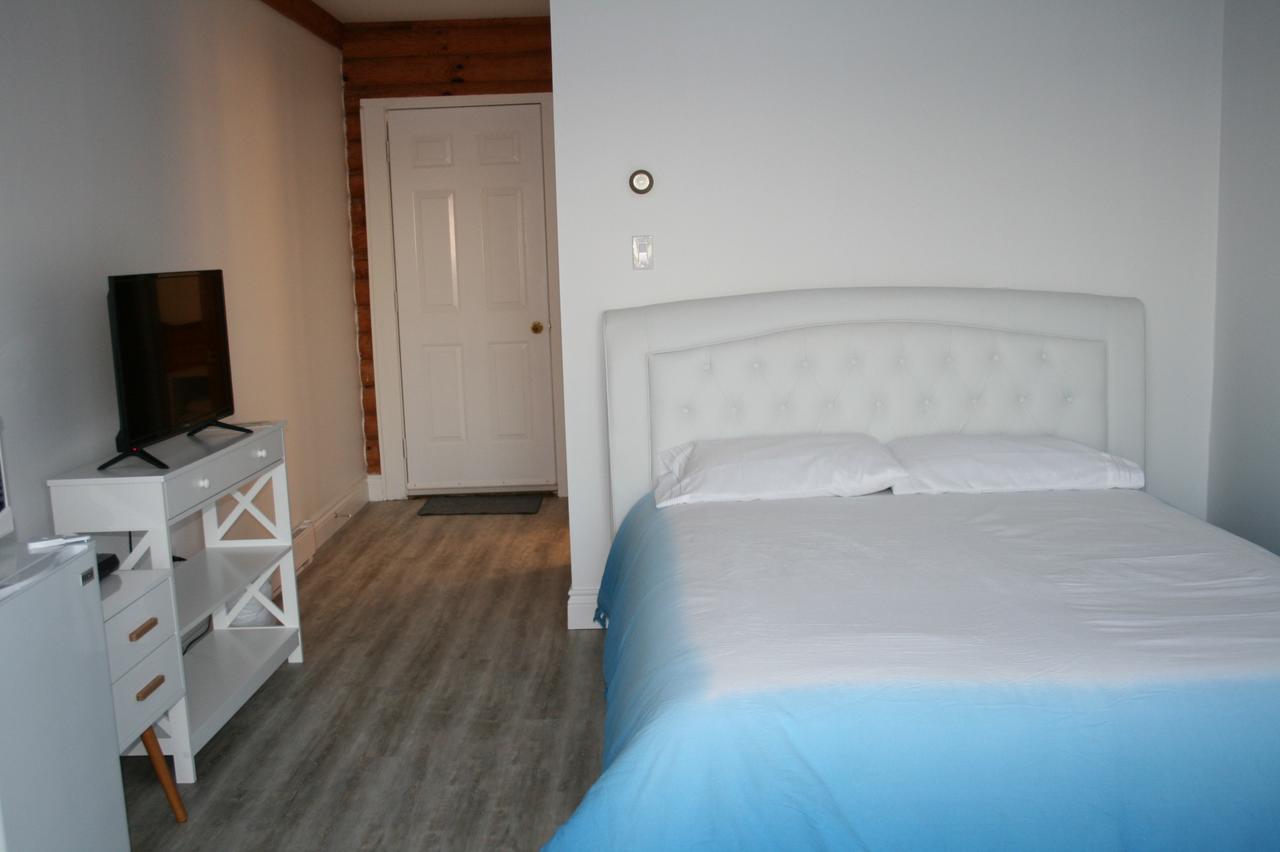 Stokes Bay Tamarac Island Motel מראה חיצוני תמונה